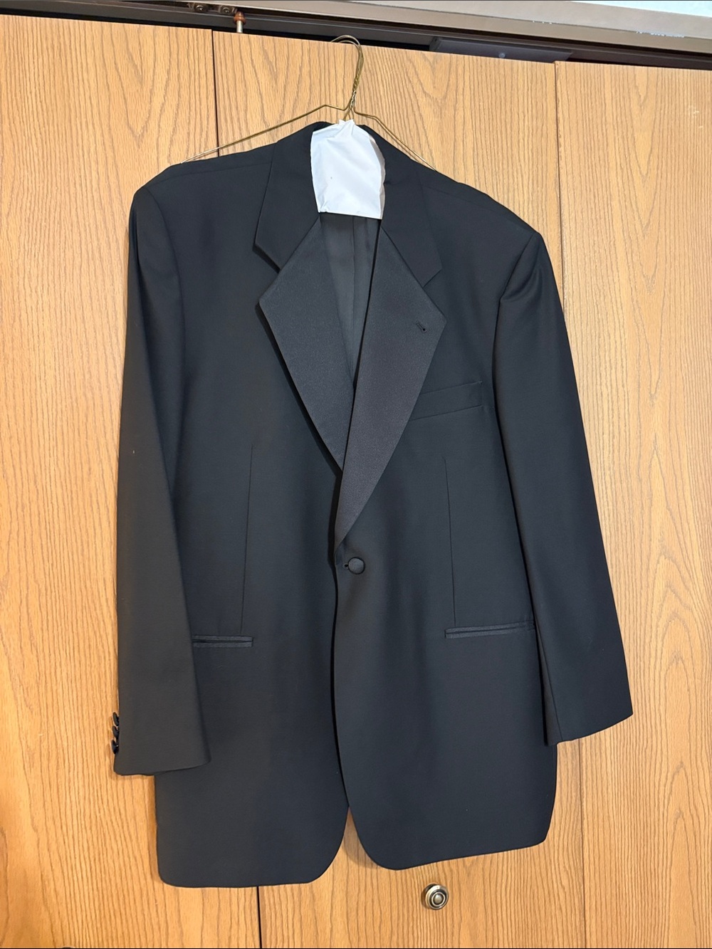 Men's Black Single-Button Tuxedo Jacket with Satin Peak Lapels